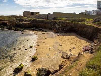 � inserita infatti in una profonda insenatura delimitata dal lato terra da un�alta parete di rocciosa